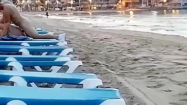 Casal Flagrado Voyeur Transando em Público na Praia