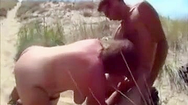 Curta sexo quente na areia com casais swingers safados na praia!