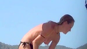 Mulher sem sutiã na praia filmada