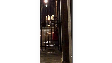 Câmera Escondida Pega Garota Chupando Estranho em Público