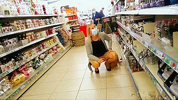 Espiando debaixo da saia na loja: loira madura sem calcinha