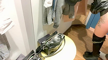 Casal Amador Fode Rápido no Provador com Medo de Ser Pego