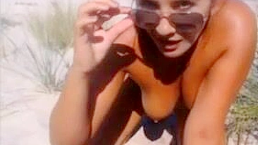 Mulher Apaixonada se Masturbando com Tesão à Beira do Mar Tentador