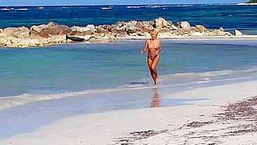 Mulher Linda, Peituda e Suada Correndo Nua na Areia