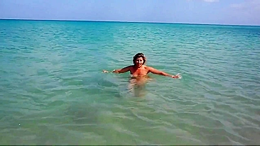 Esposa nudista exibida filmada com tesão na praia