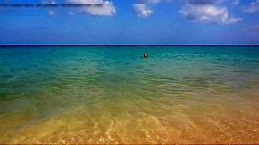 Esposa nudista exibida filmada com tesão na praia