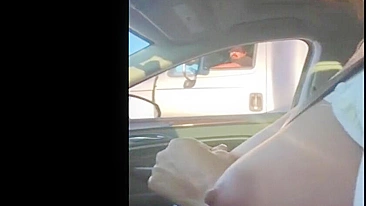 Mulher Dirigindo Sem Blusa no Carro em Estrada Pública pra Todo Mundo Ver