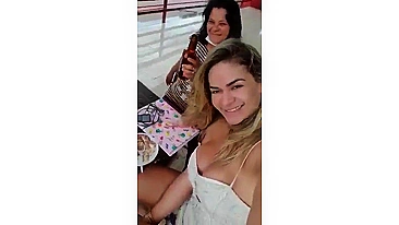 Ela sem calcinha na frente da mãe