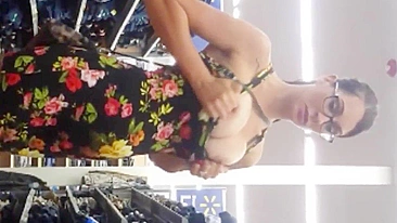 Esposa Ousada Mostra Tudo por Baixo da Saia na Loja