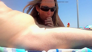 Francesa Gostosa Dando um Boquete Incrível na Praia