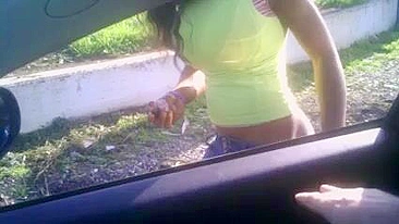 Putas italianas gostosas se exibem nuas pra cara com câmera escondida no carro