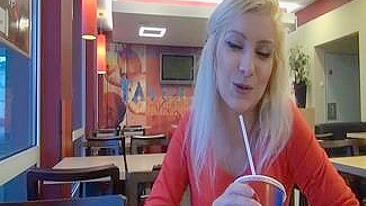 Cara Pega Loira Gostosa e Fode no Banheiro Público