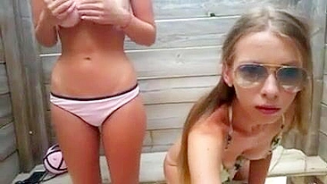 Gatas safadas na praia se masturbando e provocando, que tesão!