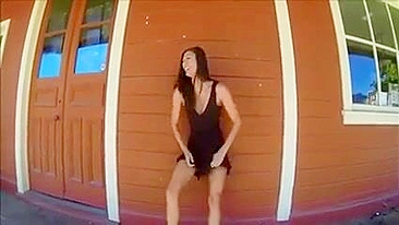 Escândalo! Novinha Safada Mostra o Corpo Nu em Lugares Públicos!