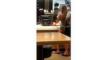 Cara enfia pauzão no cu apertado da namorada no fast food