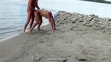 Casal húngaro fode à beira do rio em Budapeste