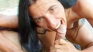 Sexo na Praia: Casal Maduro Amador com Boquete Oral