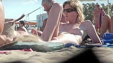 Esposa Nudista Francesa Flagrada por Voyeur na Praia