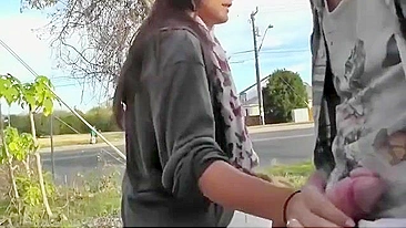 Boquete e punheta escondidos ao ar livre com gozada na cara