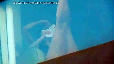 Câmera Escondida Espiona Duas Gatas Peladas no Quarto de Hotel