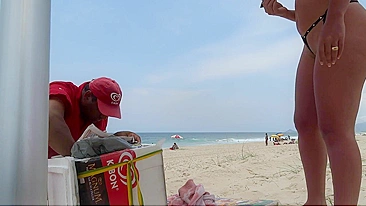 Esposa Sedutora de Biquíni Brasileiro na Praia