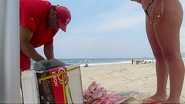 Esposa Sedutora de Biquíni Brasileiro na Praia