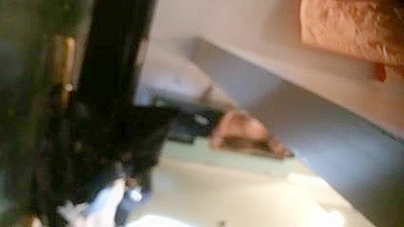 Garota Nua Sexy e Atrevida Pega na Câmera no Provador