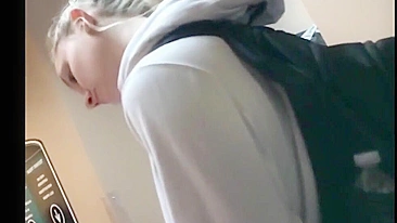 Loirinha Safada Mostra Corpo Sexy em Legging Rosa Apertada