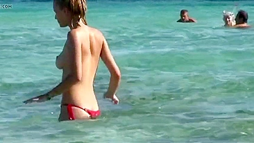 Ah, Peitões Lindos da Loira Gostosa na Praia!