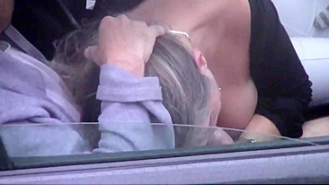 Flagrada na Câmera: Mulher Chupando Desconhecido no Carro