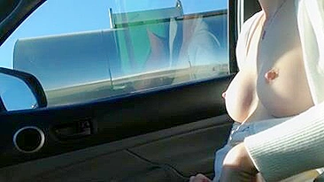 Garota Exhibicionista Mostra Buceta e Peitos na Estrada pros Motoristas
