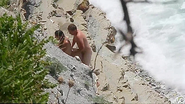 Sexo rápido e louco na praia, pego por voyeur