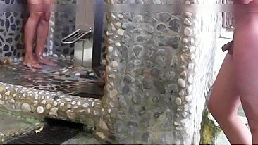 Câmera Esperta Pega Mulheres Nuas no Chuveiro da Praia