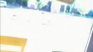 Duas Gatas Sem Blusa Mostrando Seus Atributos Quentes em Público