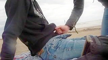 Casal safado em boquete rápido e explícito ao ar livre