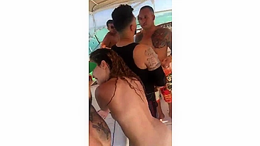 Festa Selvagem em Iate Privado com Gatas Peladas