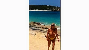 Esposa madura sexy exibe curvas sem sutiã na praia