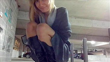 Gatinha Fofa se Exibindo e se Masturbando no Estacionamento Público