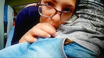 Garota tarada faz boquete público no trem com loucura total