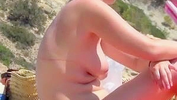 Mulheres sem sutiã de biquíni bronzeadas provocam na praia quente de Ibiza