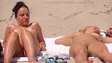 Duas Gatas Nuas e Sexy Flagradas em Segredo na Praia