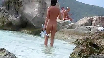 Morena de Buceta Peluda Nua na Praia