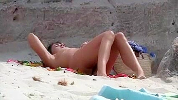 Morena de Buceta Peluda Nua na Praia