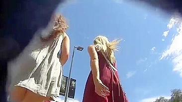 Câmera Escondida Filmando Duas Gatas Mostrando Bundas Nuas sem Calcinha