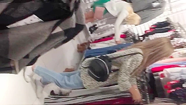 Duas gatas safadas se pegando no provador do shopping