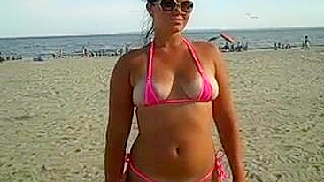 Garota mostra buceta e bunda em biquíni apertado na praia