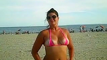 Garota mostra buceta e bunda em biquíni apertado na praia