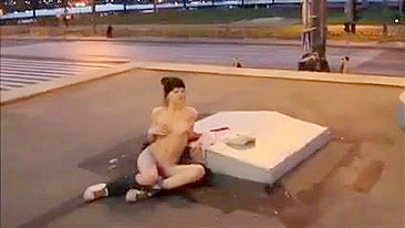 Garota sexy nua pega na câmera filmada nas ruas