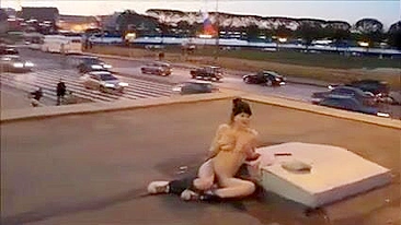 Garota sexy nua pega na câmera filmada nas ruas