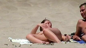 Linda Mulher Nua na Praia Francesa de Cape Dage